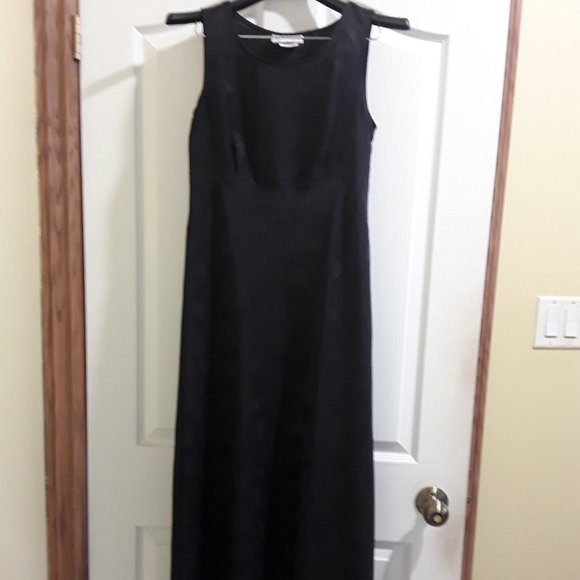 Black Collection Brand Dress with black flowers, Size 5/6 - Picture 4 of 4